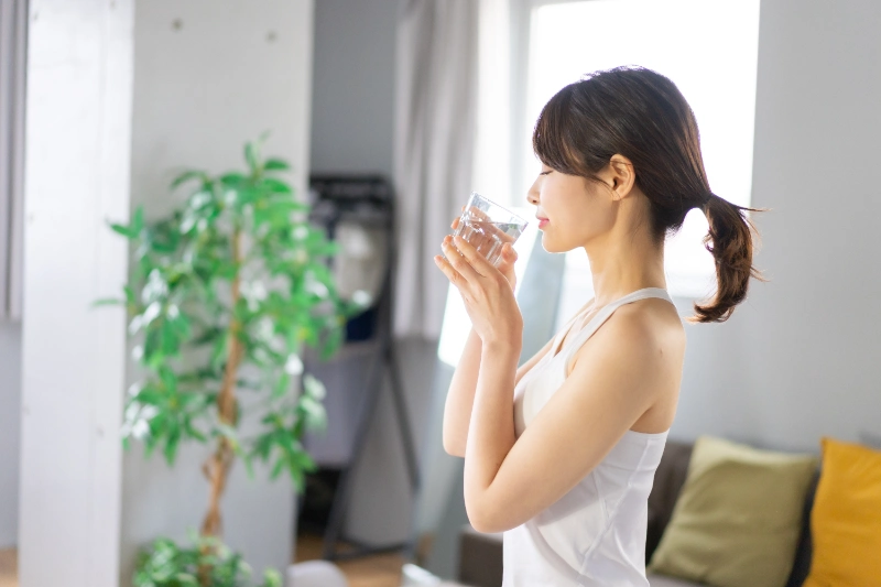 水分補給する女性